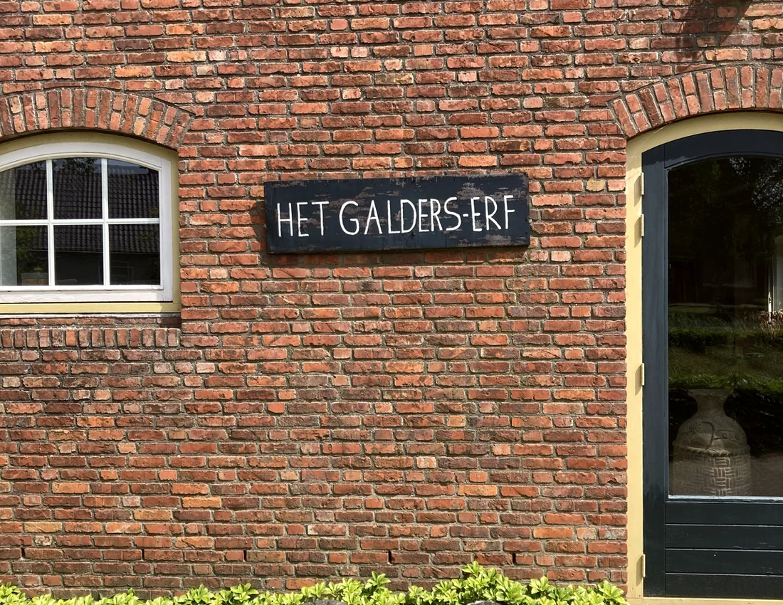 Detail van de gevel en het bord Het Galders Erf